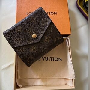 Louis Vuitton Vintage Elise Monogram
Trifold Wallet Brown